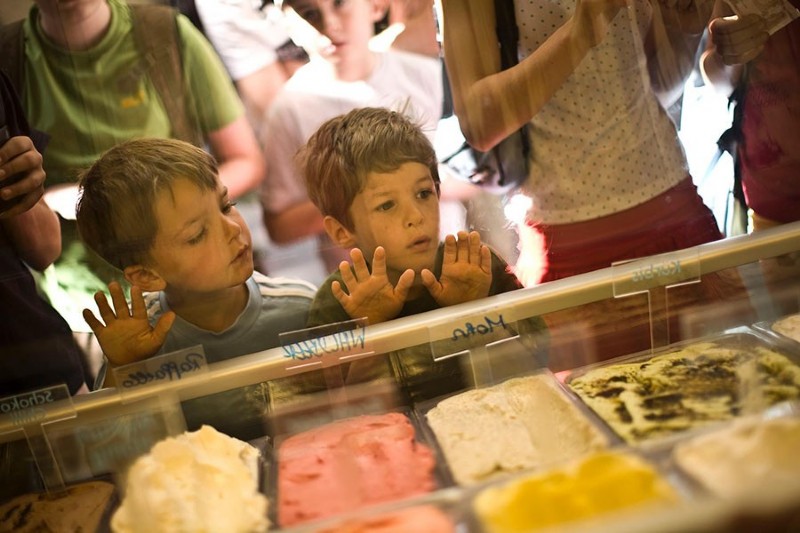 Kinder kaufen Eis